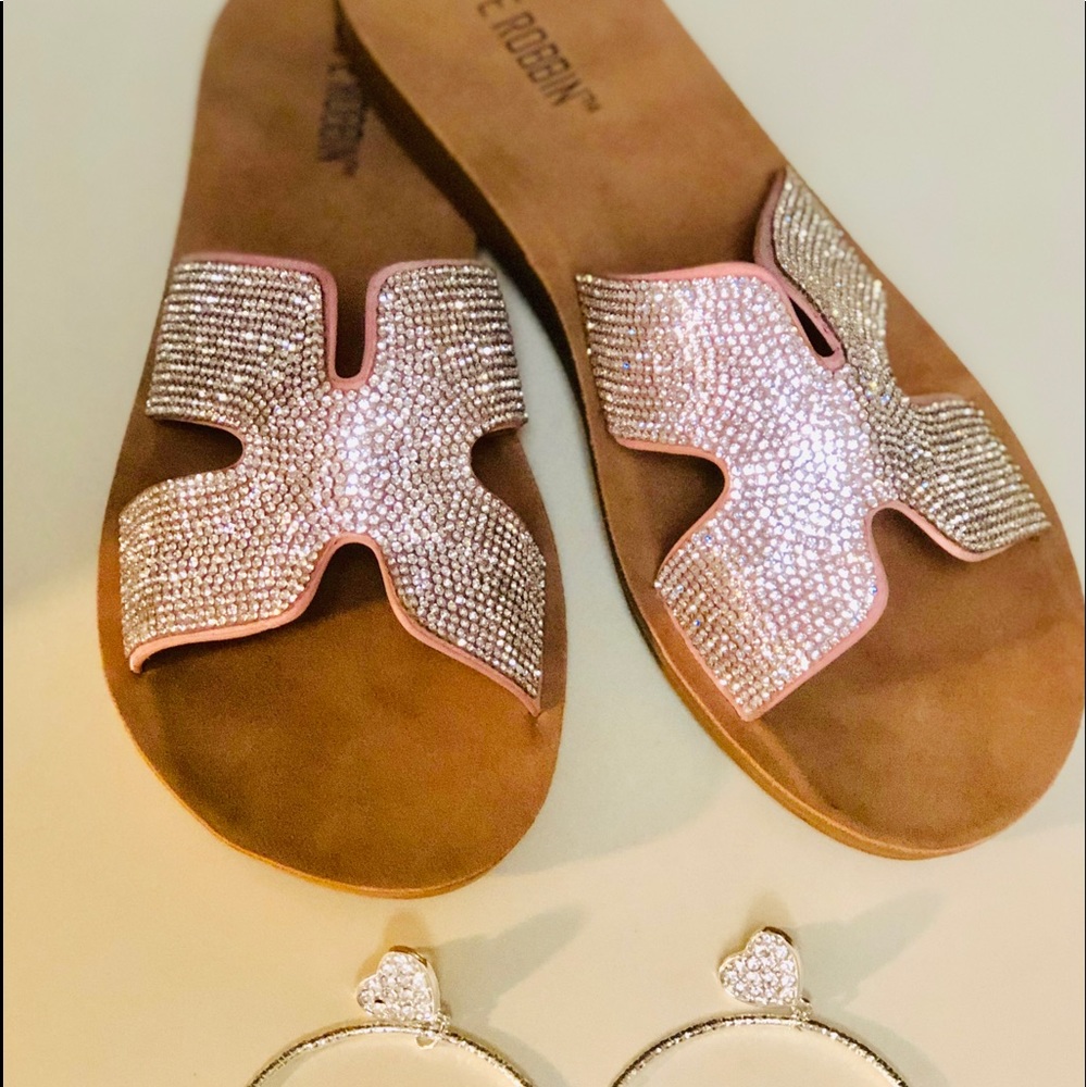SUPER CUTE SILVER FLIP FLOPS